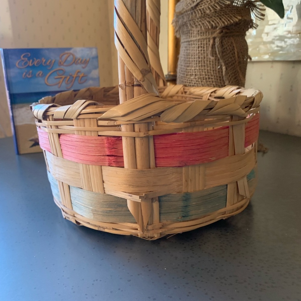 Easter Basket VINTAGE condition 1950’s Large, HAND WOVEN MEXICAN WICKER, clean. - Picture 3 of 10